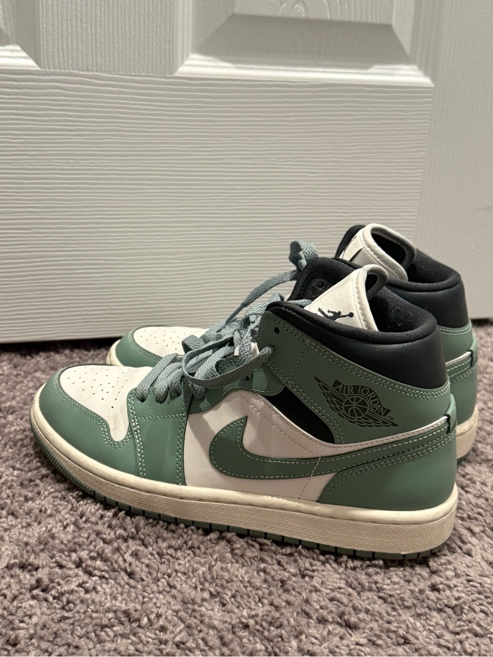 Air Jordan 1 Mid "Jade Smoke" Women’s Edition